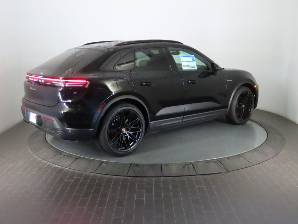 Thumbnail: 2026 Porsche Macan - 7