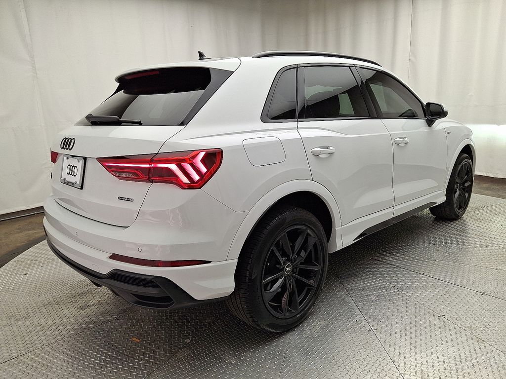 Thumbnail: 2022 Audi Q3 - 4