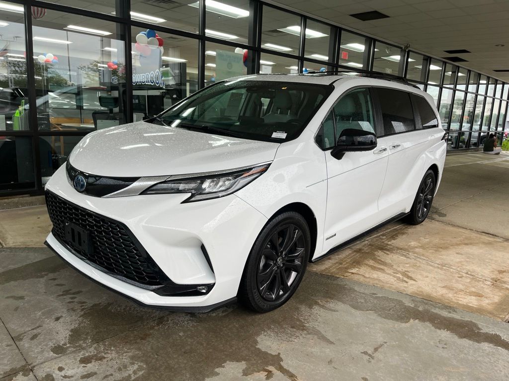 Super White 2021 Toyota Sienna Minivan Front-Wheel Drive Continuously Variable Transmission