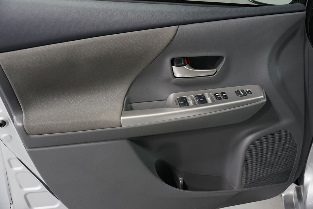 Thumbnail: 2012 Toyota Prius v - 27