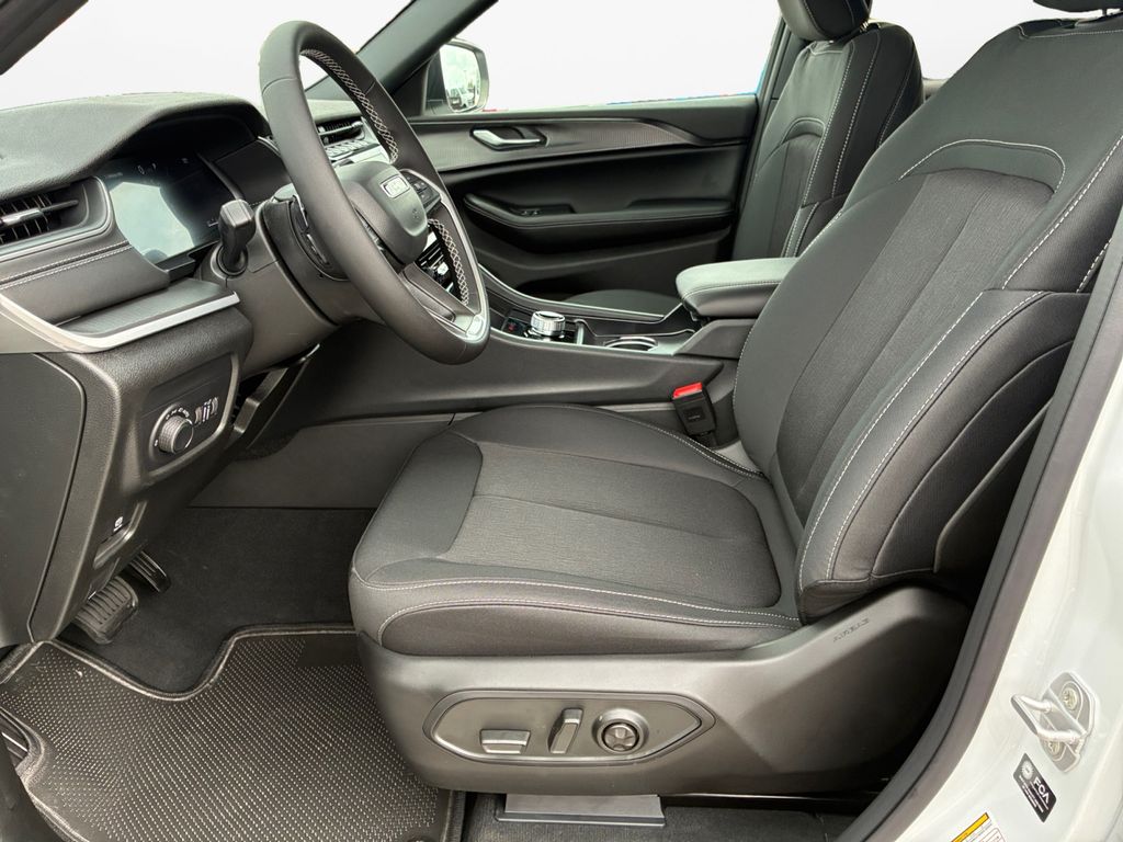 New Car 2025 Jeep Grand Cherokee  Laredo For Sale Under $35,000 In Austin, Texas