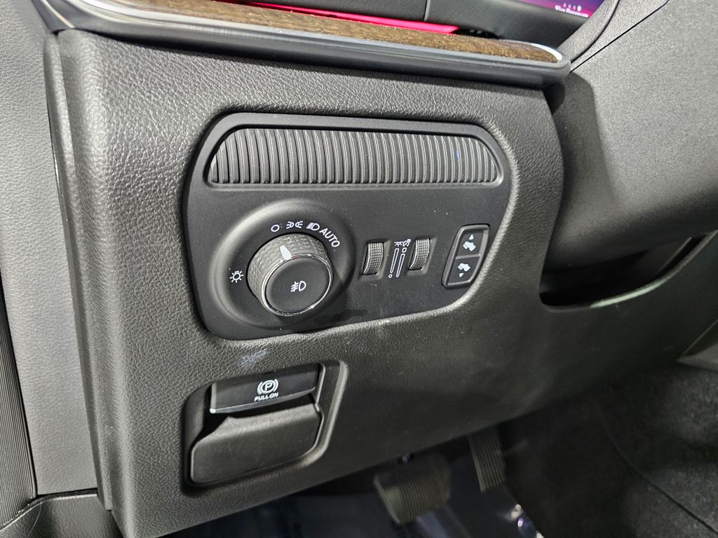 Used 2023 White Jeep Base image 23