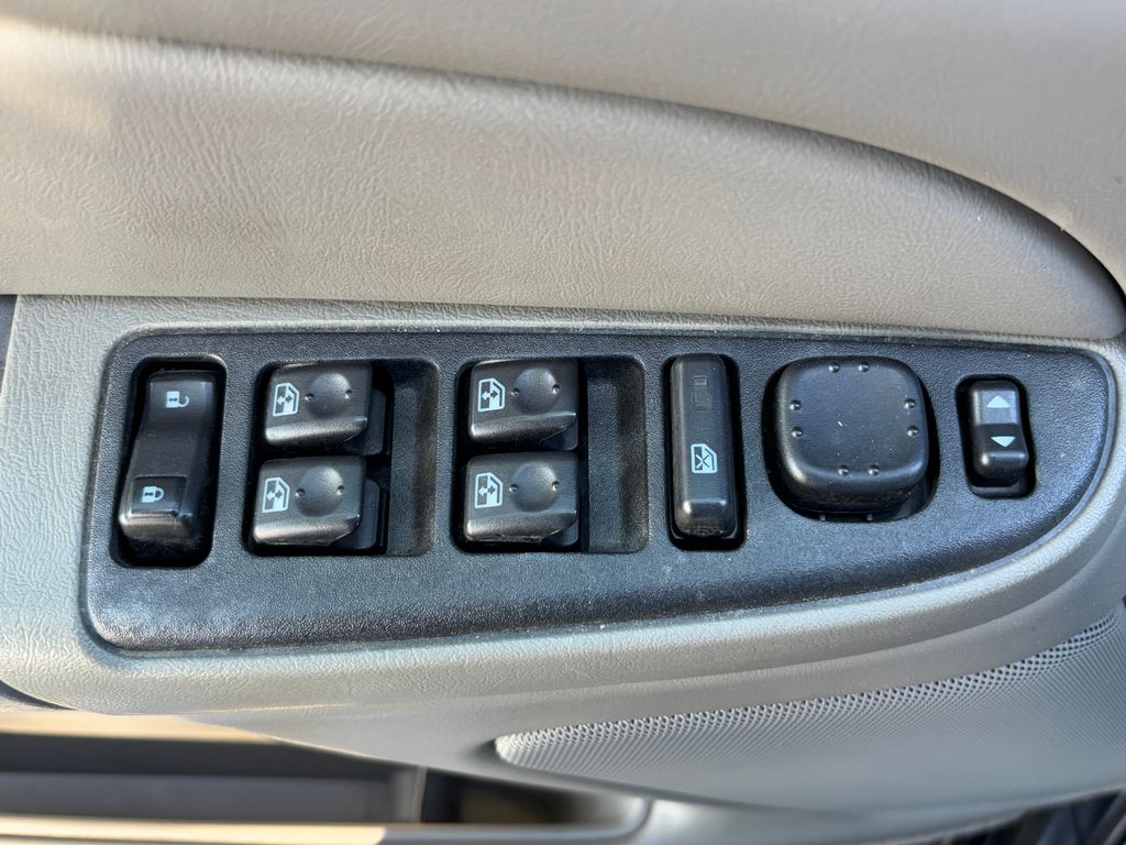 Thumbnail: 2004 Chevrolet Tahoe - 24