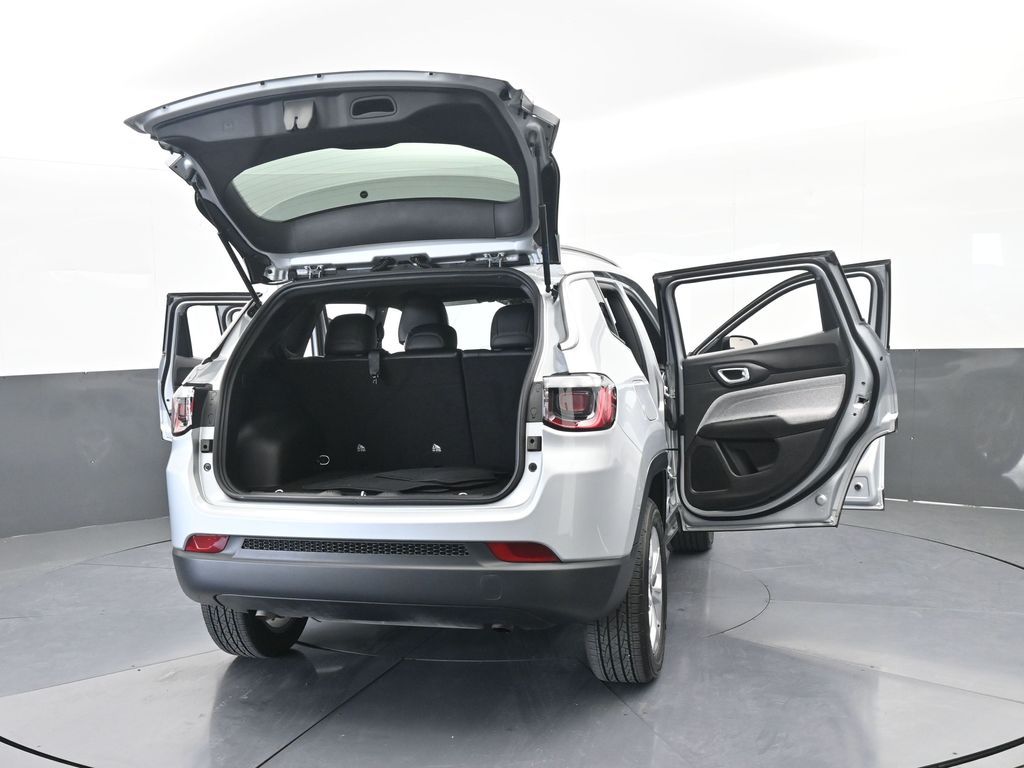 Used 2025 Silver Zynith Metallic Clearcoat Jeep Latitude image 44