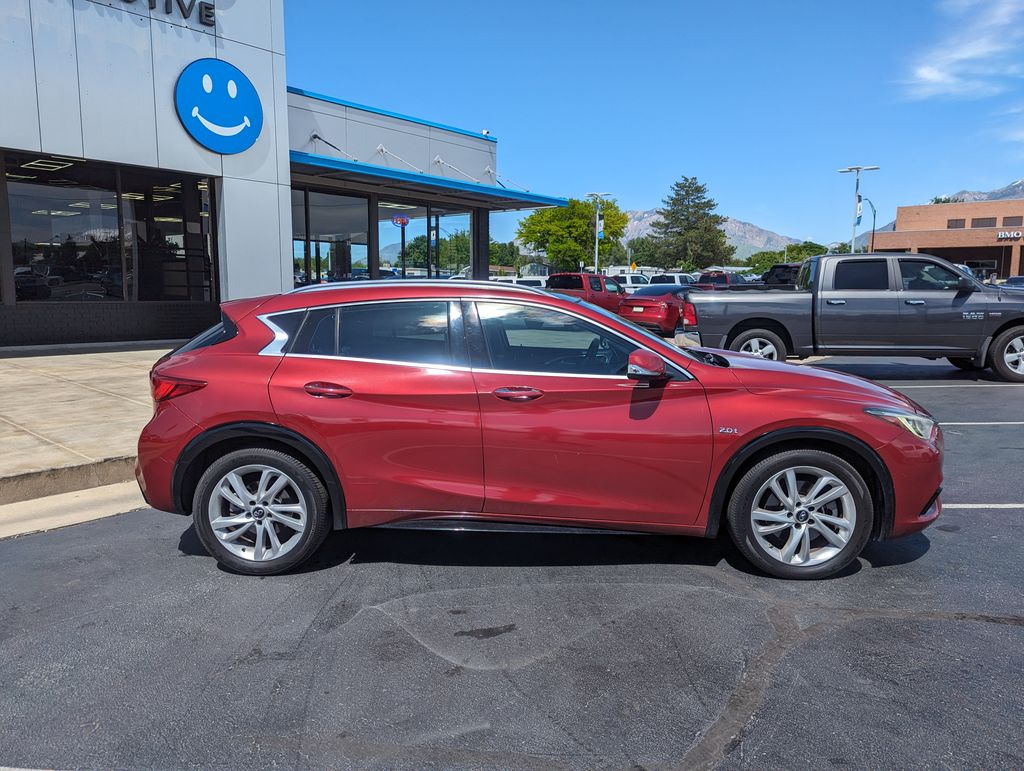 2017 INFINITI QX30 Premium 2