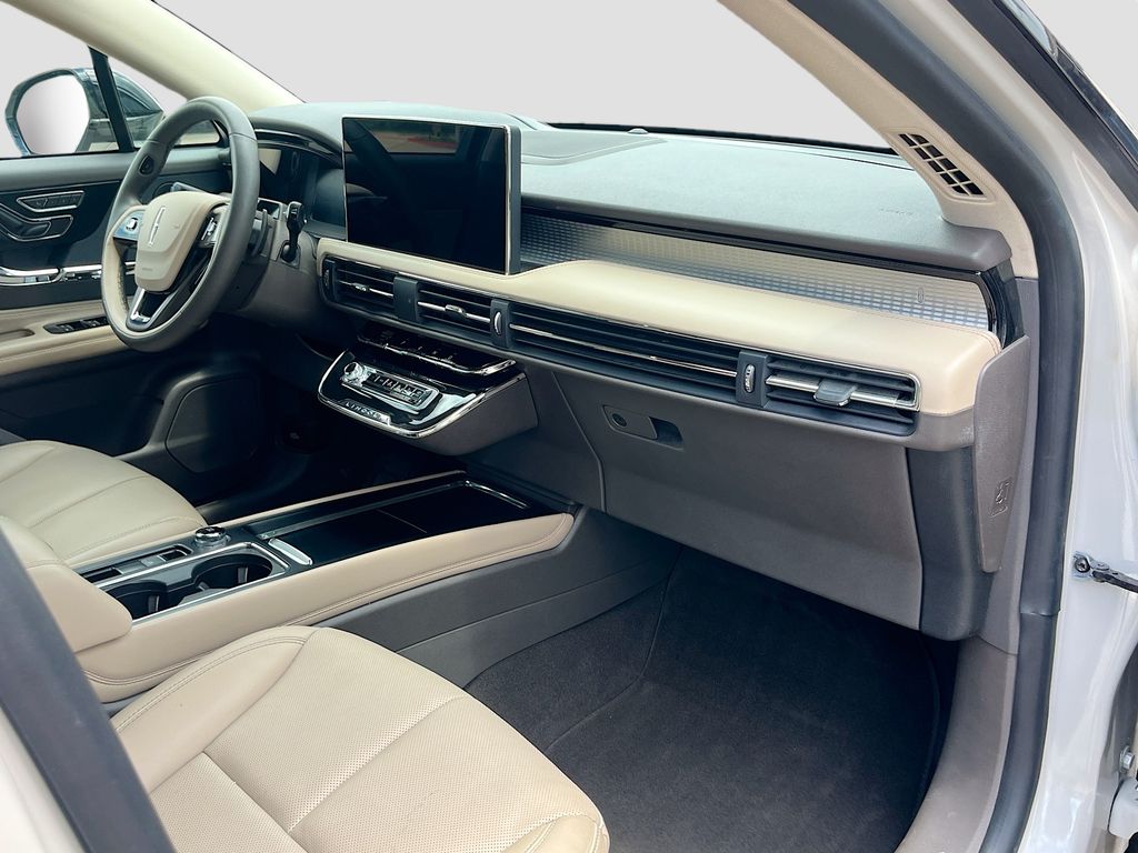 Used 2024 White Lincoln Premiere image 32