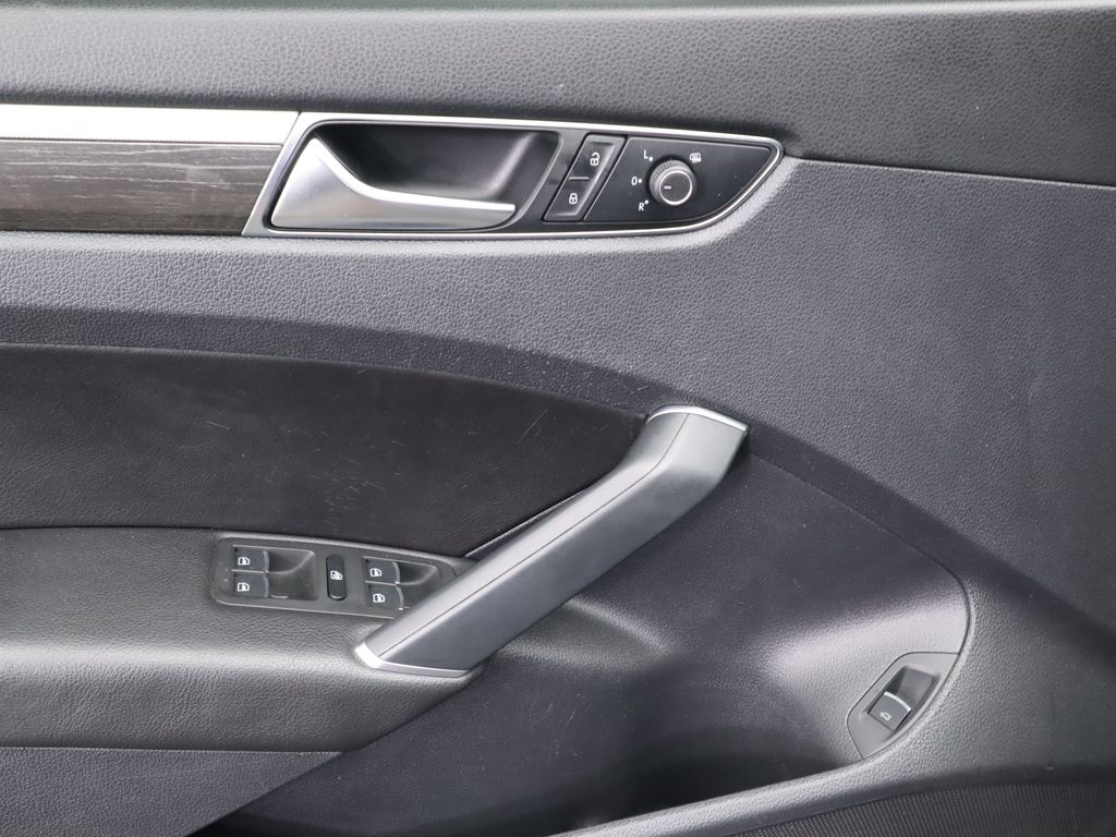 2017 Volkswagen Passat SE 22