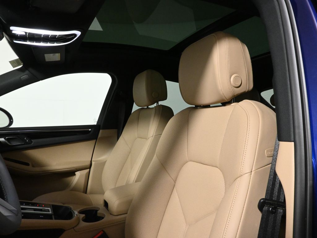 Thumbnail: 2025 Porsche Macan - 16
