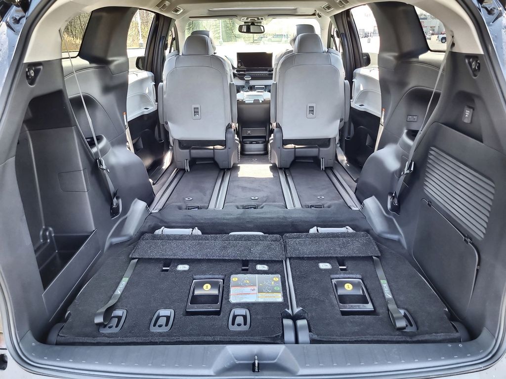 2025 Toyota Sienna XLE 24