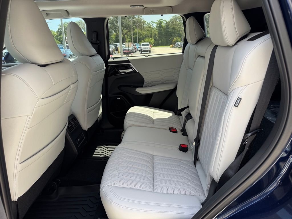 2025 Mitsubishi Outlander SEL photo 11