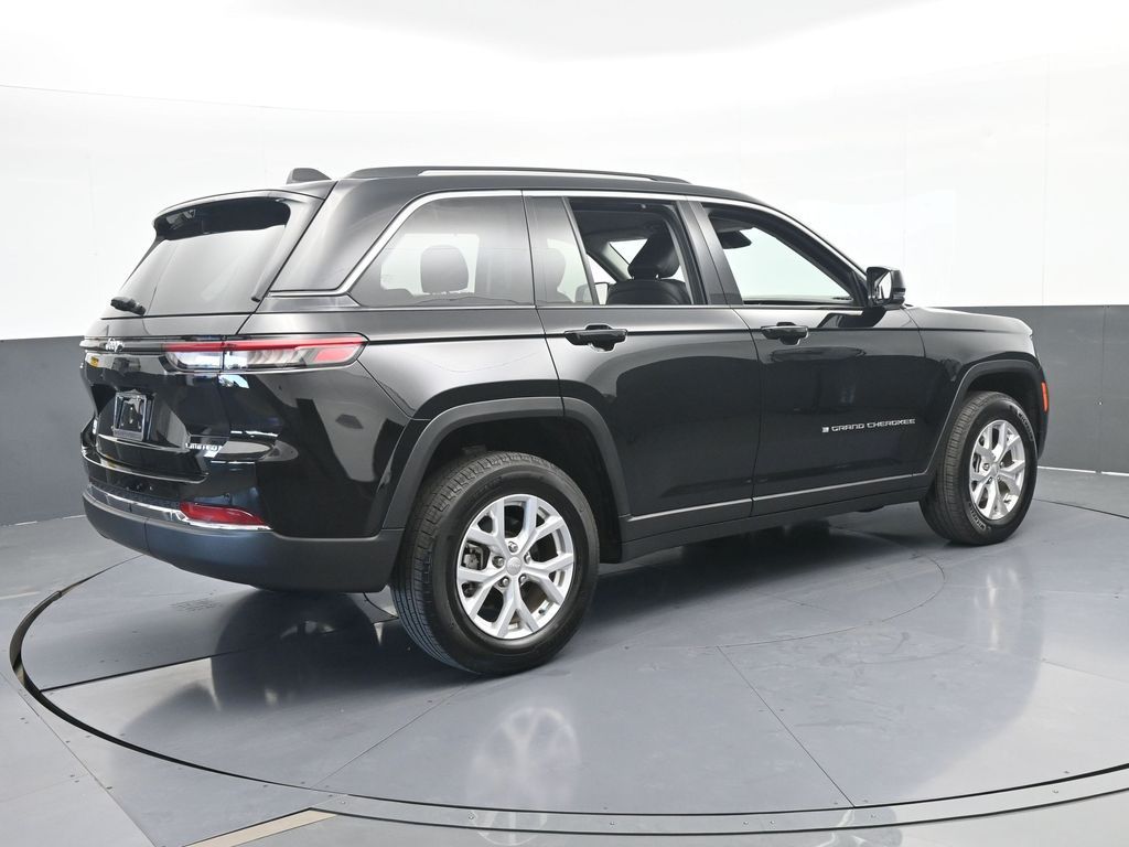 Used 2024 Diamond Black Crystal Pearlcoat Jeep Limited image 6