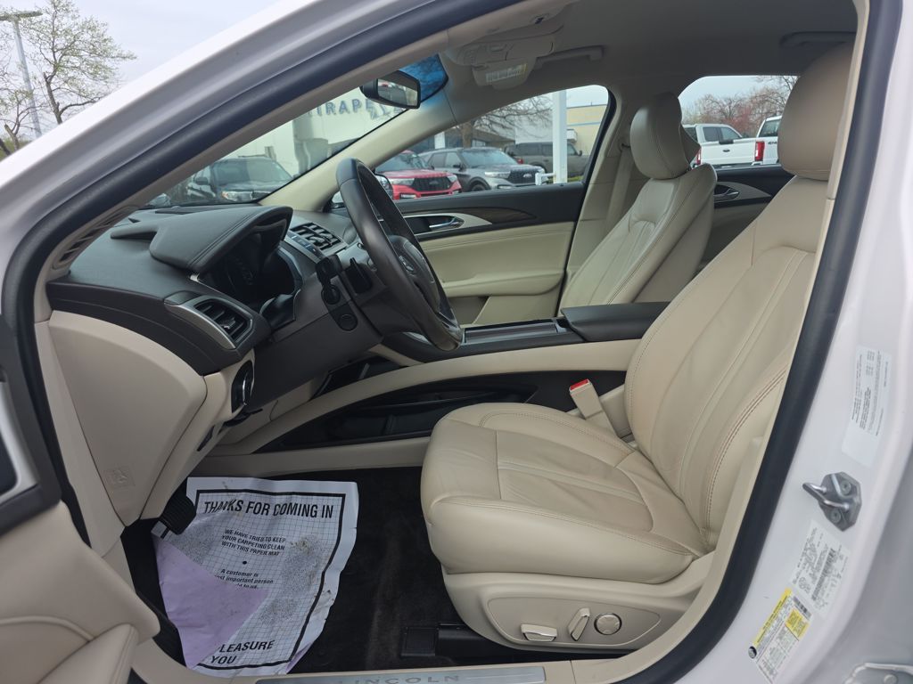 Used 2018 White Lincoln Select image 15