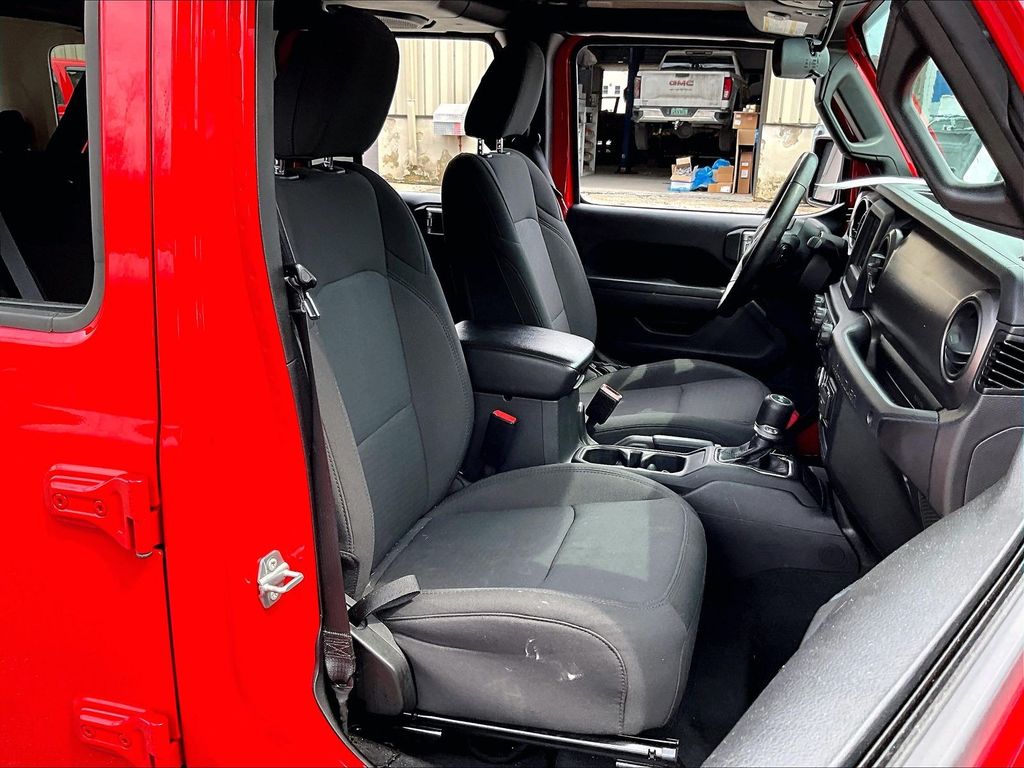 2023 Jeep Wrangler — photo 11