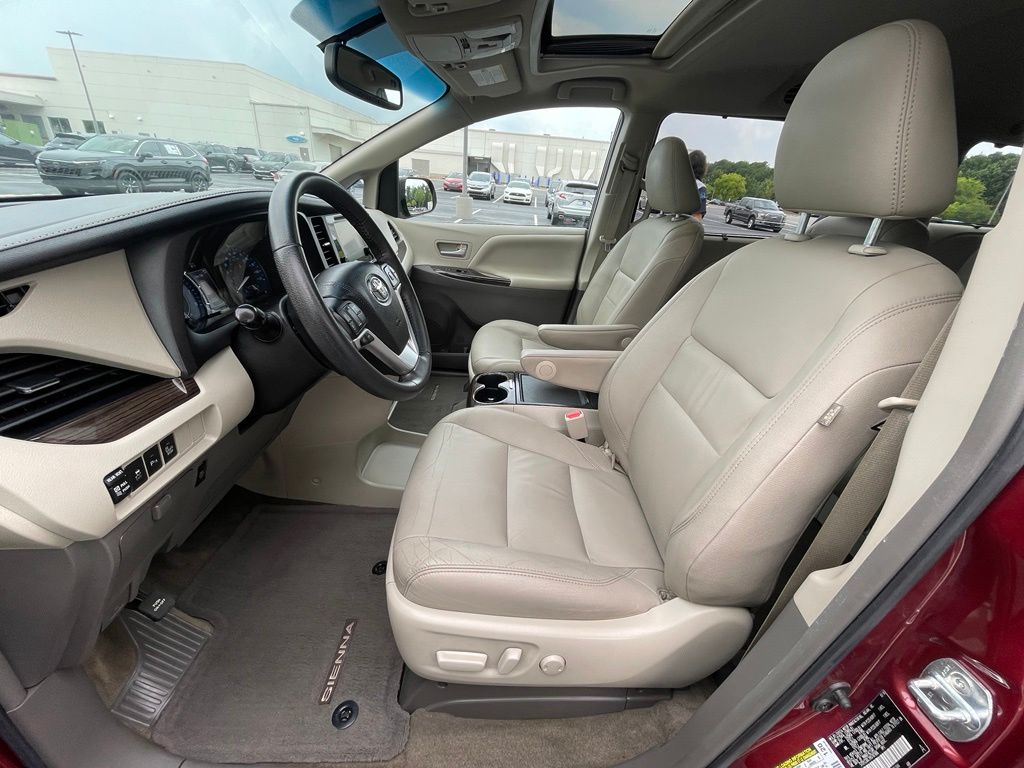Thumbnail: 2017 Toyota Sienna - 26