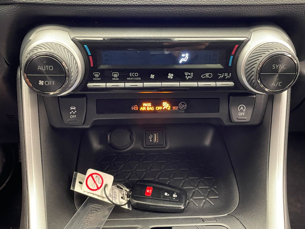 2024 Toyota RAV4 XLE 27