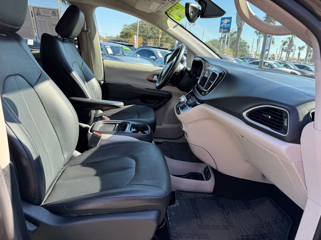 2019 Chrysler Pacifica Touring L 27