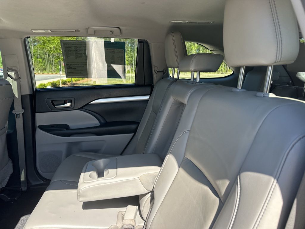 2019 Celestial Silver Metallic Toyota Highlander XLE FWD SUV