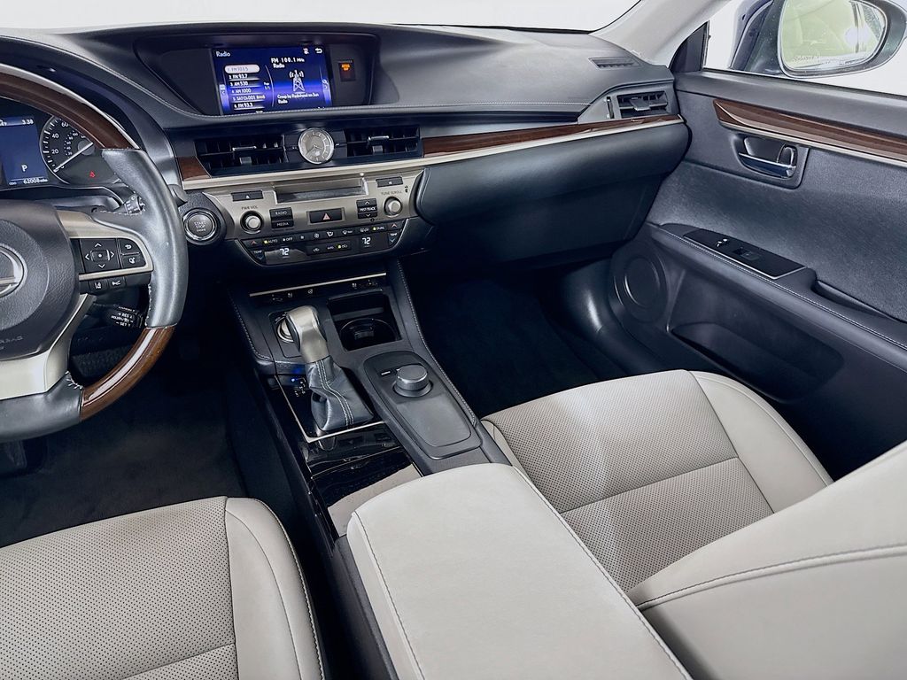 Thumbnail: 2017 Lexus ES - 23