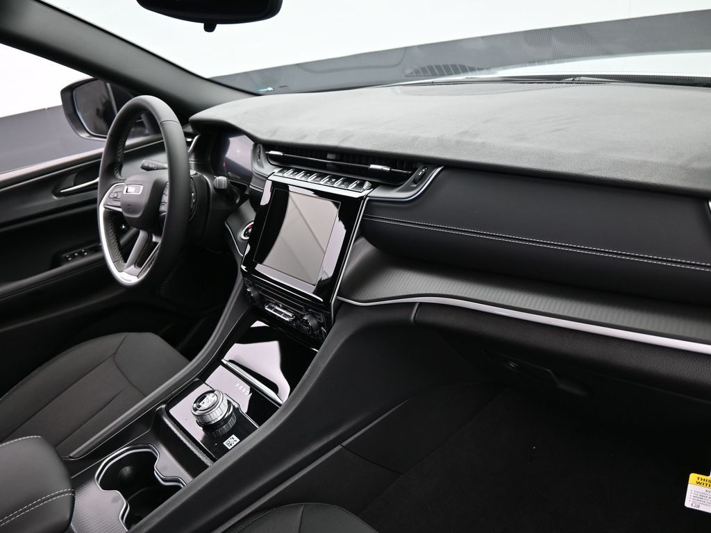 Used 2024 Silver Zynith Jeep Laredo image 35