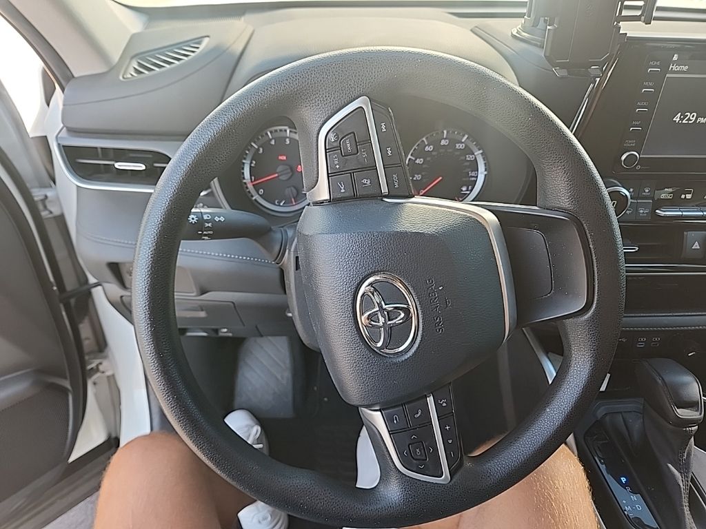 Thumbnail: 2022 Toyota Highlander - 11