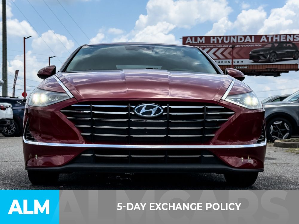 Used 2023 Red Hyundai SE image 3