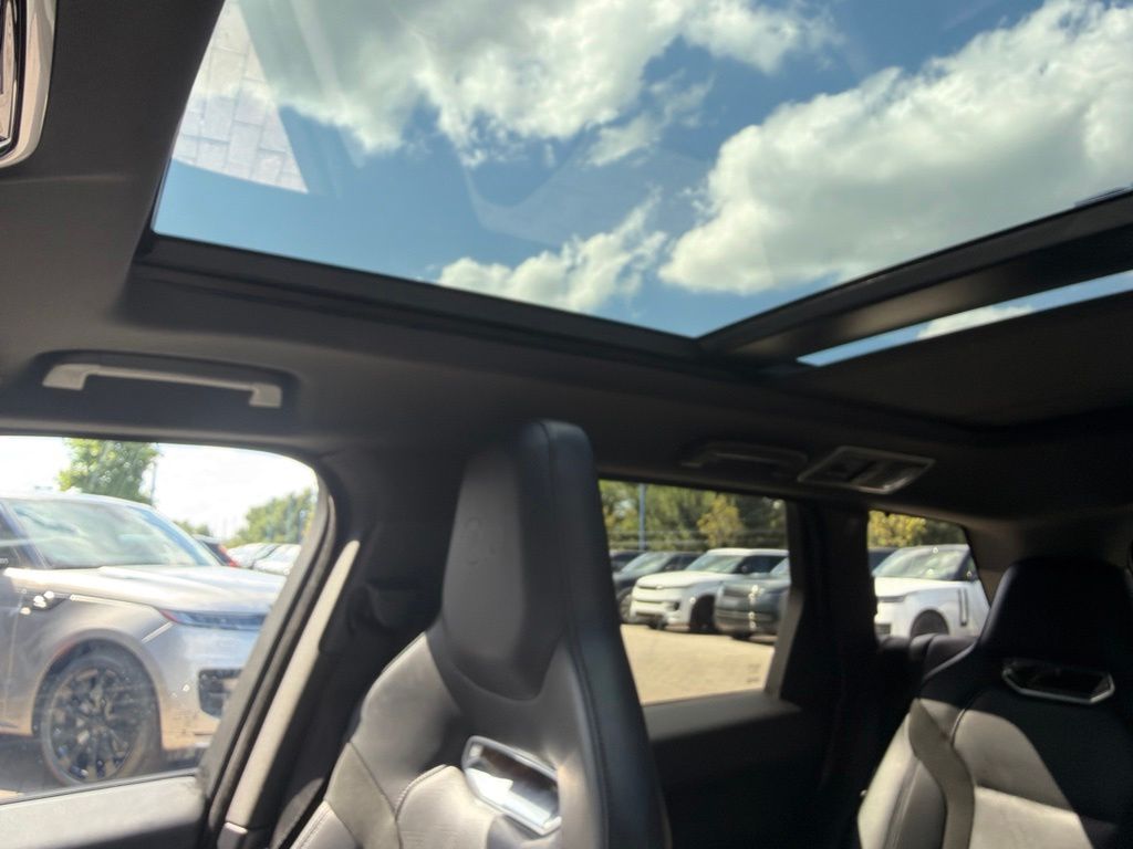 Used 2022 Black Land Rover SVR image 21