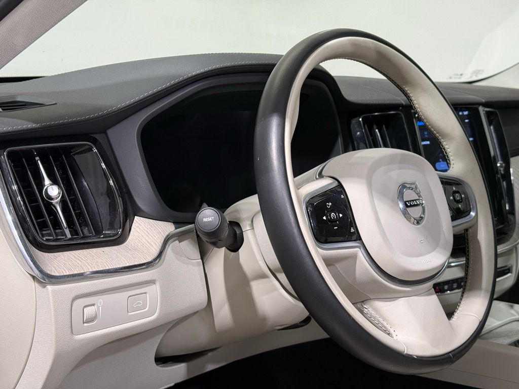 Thumbnail: 2022 Volvo XC60 - 17