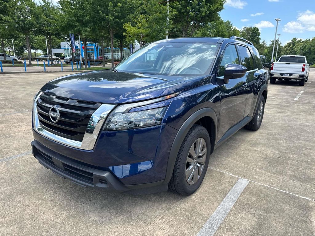 2025 Nissan Pathfinder SV