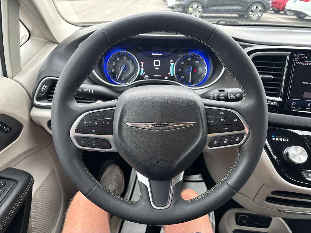 Used 2023 Chrysler Pacifica Van