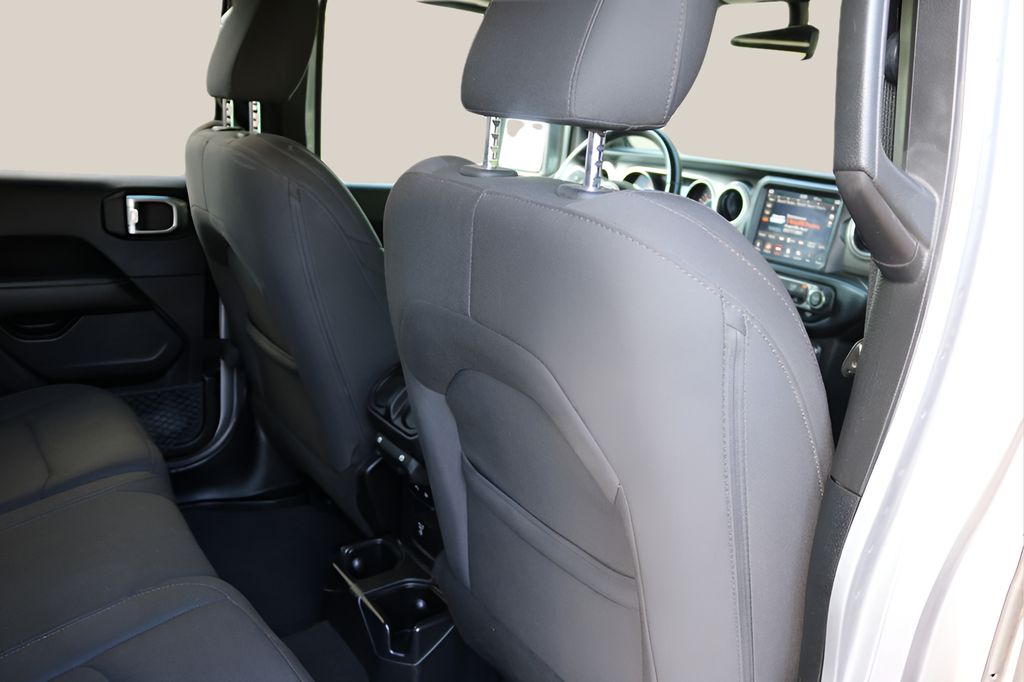Used 2019 Silver Jeep Unlimited Sahara image 19