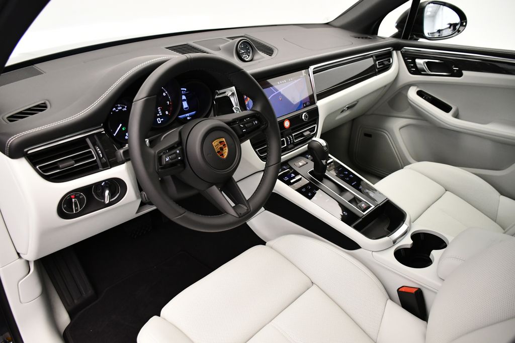 Thumbnail: 2026 Porsche Macan - 4