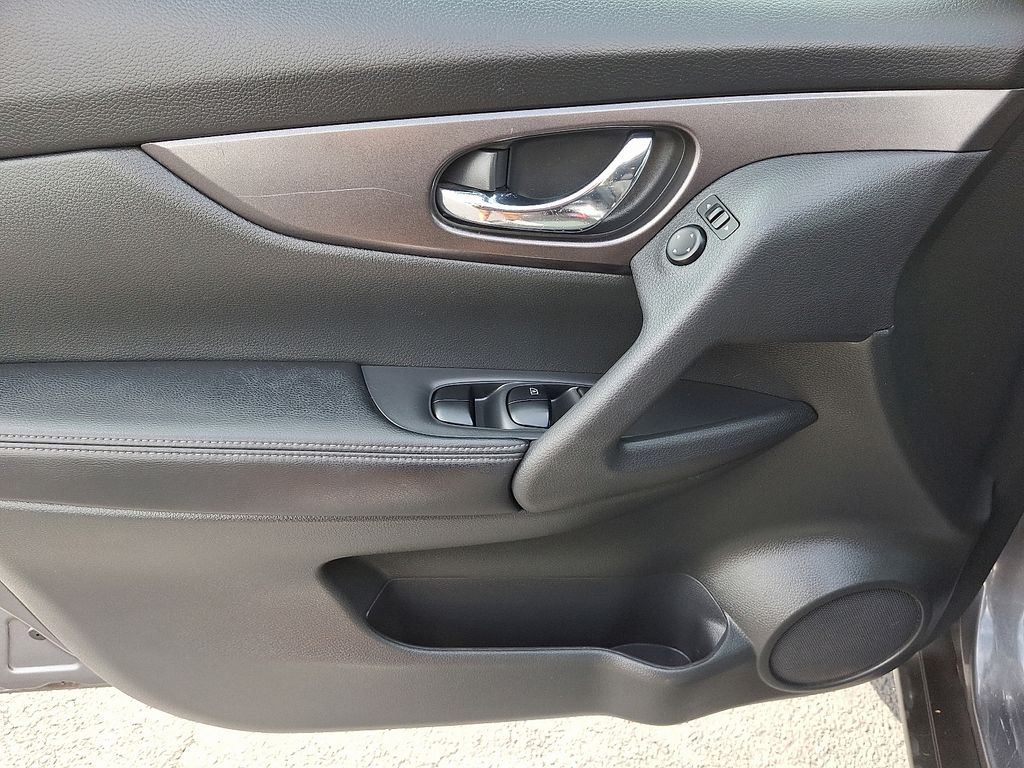 Thumbnail: 2016 Nissan Rogue - 14