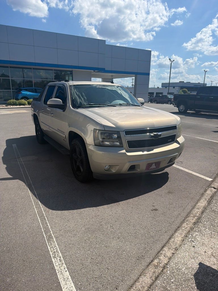 Gold Mist Metallic 2007 Chevrolet Avalanche Pickup Truck Four-Wheel Drive 4-Speed Automatic Overdrive