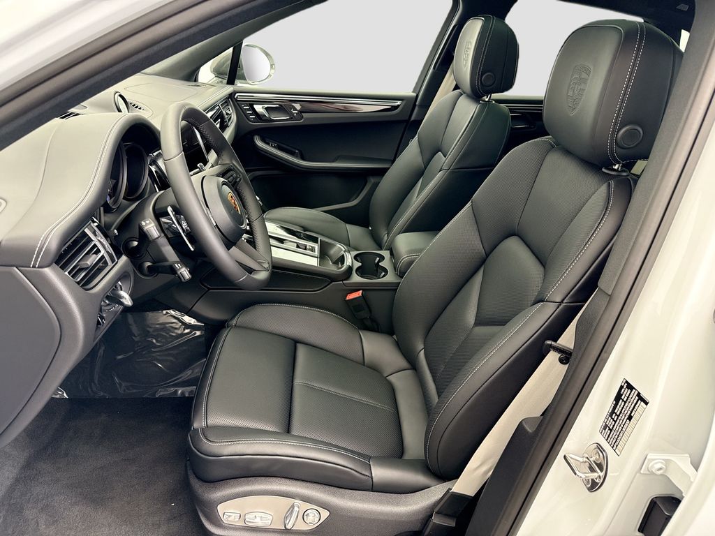 Thumbnail: 2026 Porsche Macan - 5
