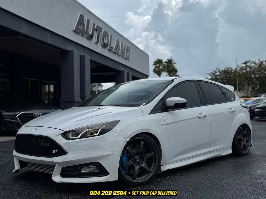 Oxford White 2018 Ford Focus Hatchback Front-Wheel Drive 6-Speed Manual