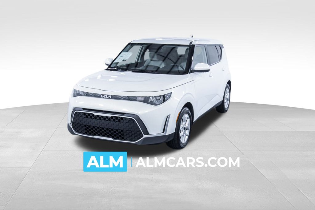 2025 Kia Soul LX's photo
