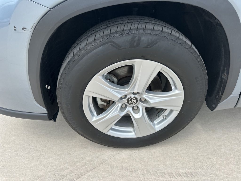 2023 Celestial Silver Metallic Toyota Highlander LE FWD SUV