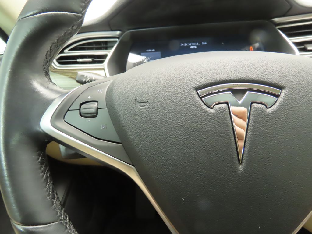 2014 Tesla Model S  11