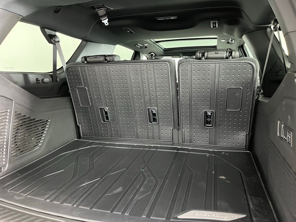 2025 Chevrolet Suburban LT 22