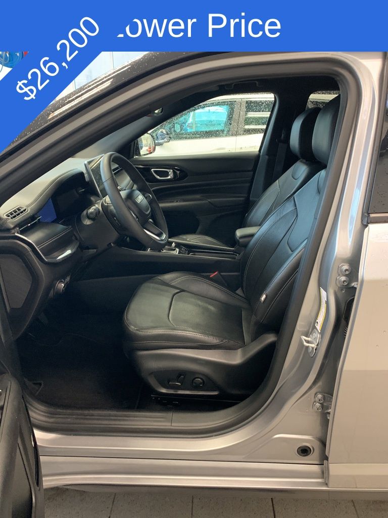 Used 2023 Silver Jeep High Altitude image 3