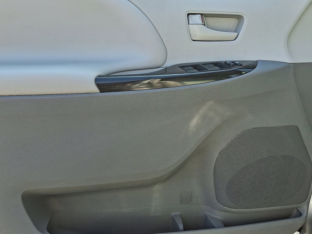 Thumbnail: 2014 Toyota Sienna - 14