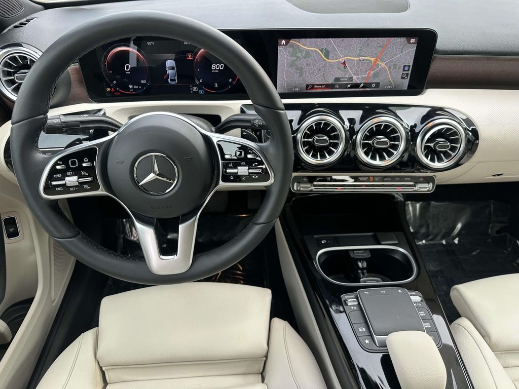 2022 Mercedes-Benz A-Class A 220 4MATIC 8