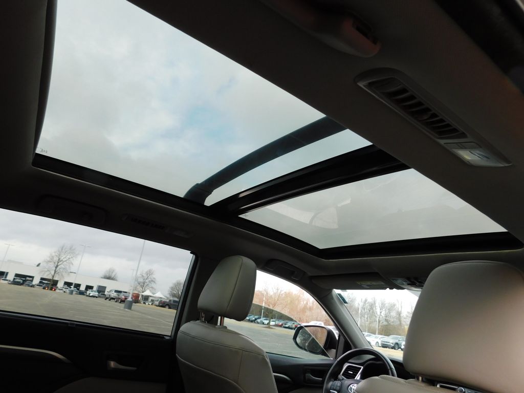 Thumbnail: 2018 Toyota Highlander - 6