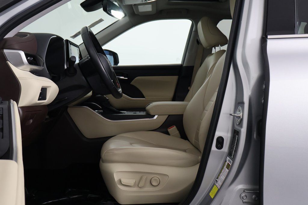Thumbnail: 2022 Toyota Highlander - 10