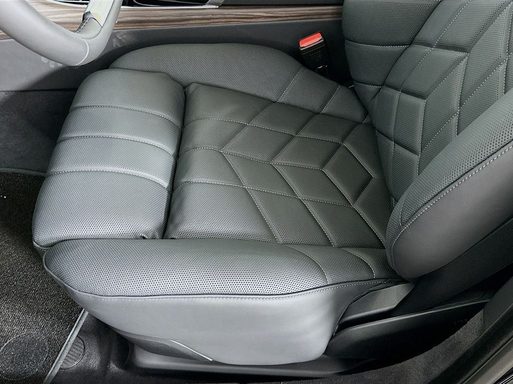 Thumbnail: 2025 BMW i7 - 21