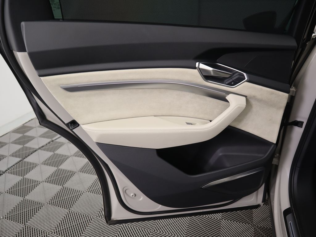 Thumbnail: 2019 Audi e-tron - 27