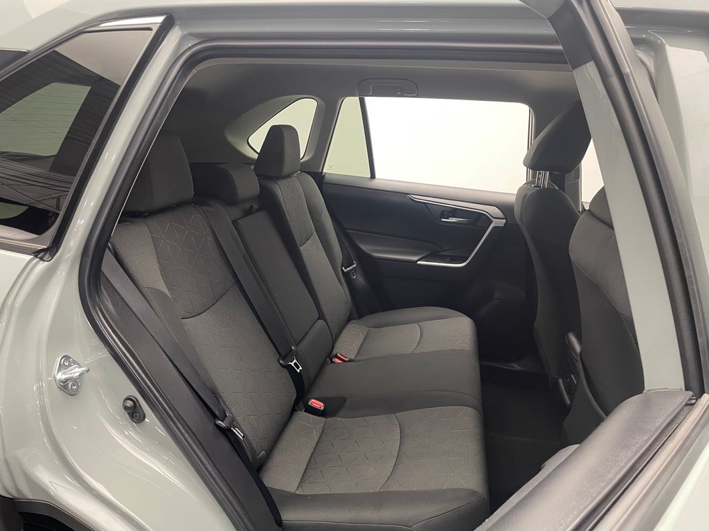 2022 Toyota RAV4 XLE 24