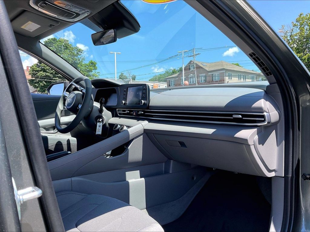 2025 Hyundai Elantra — photo 14