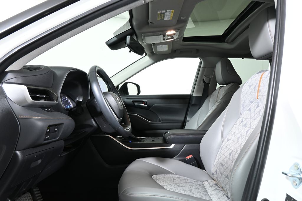 Thumbnail: 2023 Toyota Highlander - 3