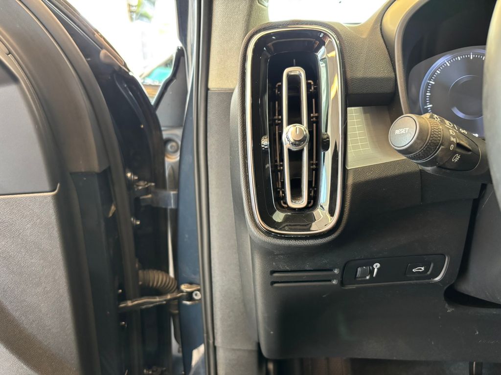 2022 Volvo XC40 Momentum